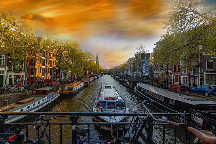 Paseo en barco por los canales de Ámsterdam en Países Bajos